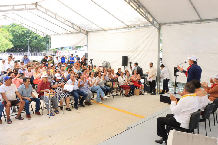 Rutilio Escandón cumple demanda añeja de habitantes de la colonia San José Yeguiste, de Tuxtla