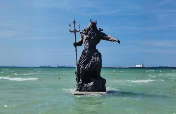 Habitantes de Yucatán piden retirar la estatua de Poseidón ante proximidad del huracán Beryl