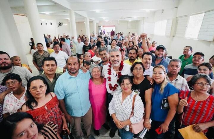 Escucha Ángel Torres las necesidades de las familias de la Penipak