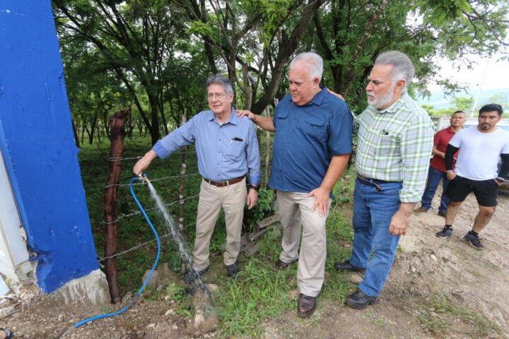 El alcalde de Tuxtla, Carlos Morales Vázquez, echa a andar red de agua potable en zona ejidal de San José Terán