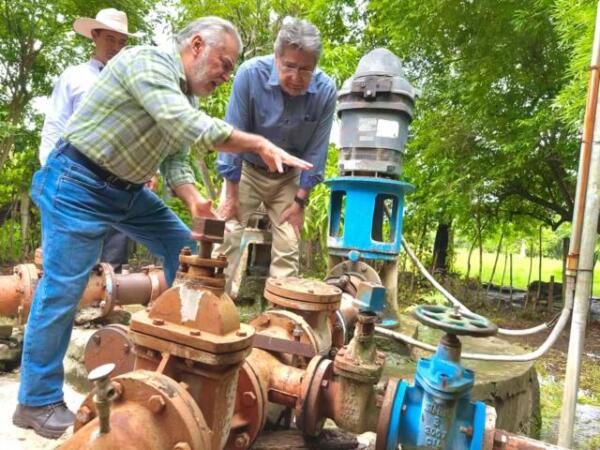El alcalde de Tuxtla, Carlos Morales Vázquez, echa a andar red de agua potable en zona ejidal de San José Terán