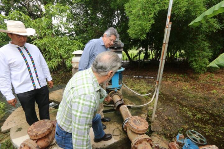 El alcalde de Tuxtla, Carlos Morales Vázquez, echa a andar red de agua potable en zona ejidal de San José Terán