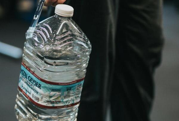 Reutilizar botellas de plástico podría conllevar riesgos a la salud