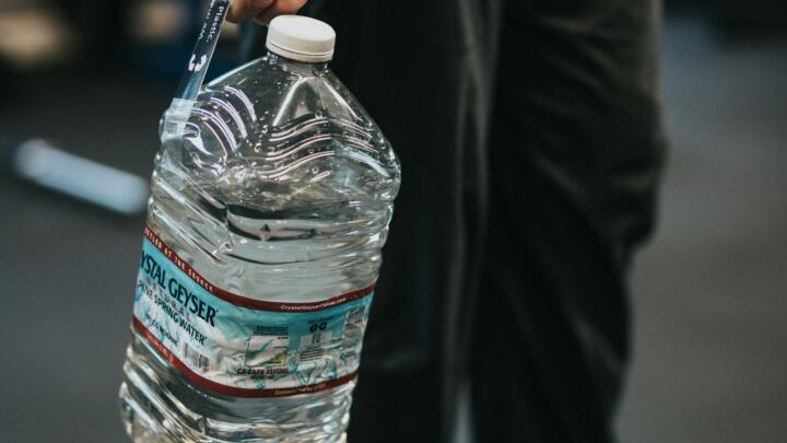 Reutilizar botellas de plástico podría conllevar riesgos a la salud