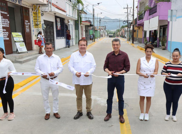 Rutilio Escandón inaugura pavimentación y mejoramiento integral de vialidad en Villaflores