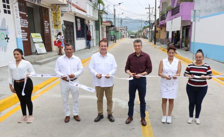 Rutilio Escandón inaugura pavimentación y mejoramiento integral de vialidad en Villaflores