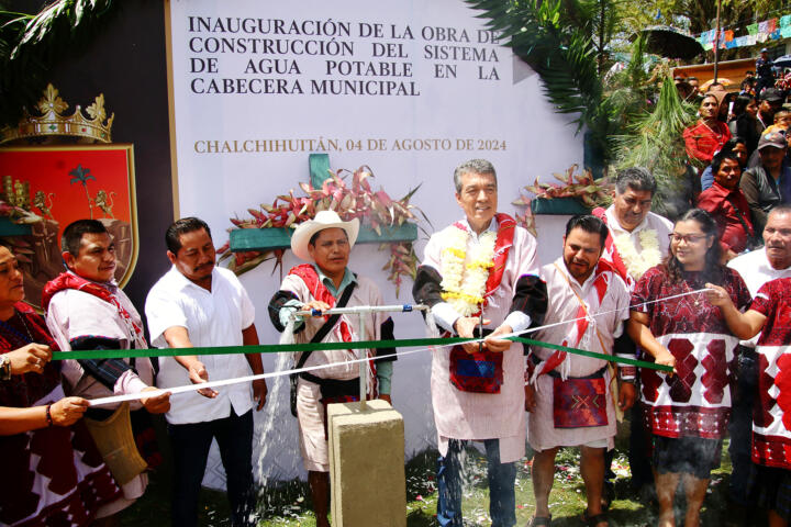 Entrega Rutilio Escandón Sistema Integral de Agua Potable a habitantes de Chalchihuitán