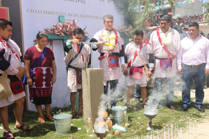 Entrega Rutilio Escandón Sistema Integral de Agua Potable a habitantes de Chalchihuitán