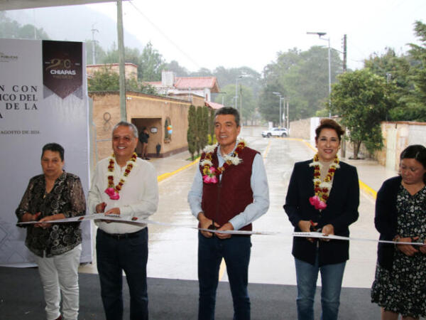 Inaugura Rutilio Escandón pavimentación integral del Circuito Clarín de colonia La Cañada, en San Cristóbal