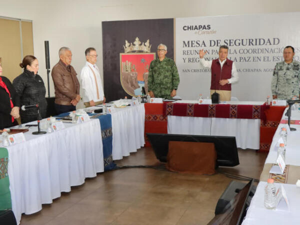 Desde la Mesa de Seguridad, Rutilio Escandón felicitó y reconoció a las y los bomberos de Chiapas