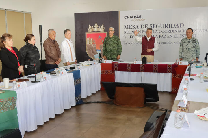 Desde la Mesa de Seguridad, Rutilio Escandón felicitó y reconoció a las y los bomberos de Chiapas