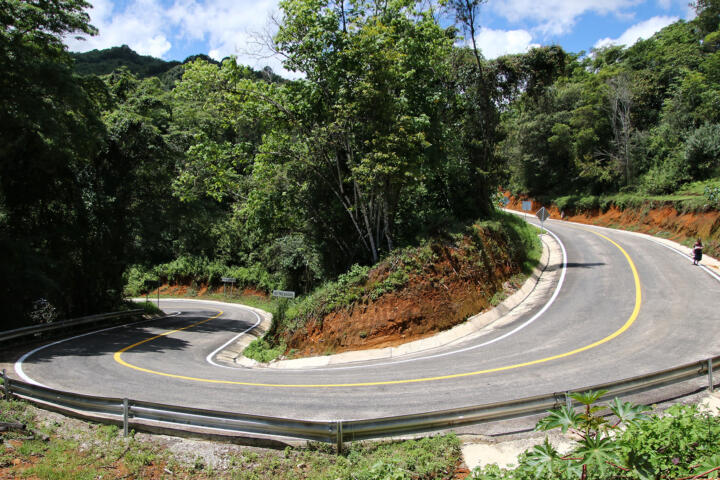 En Larráinzar, Rutilio Escandón moderniza el camino Suytic-Santo Domingo-Muctahuitz