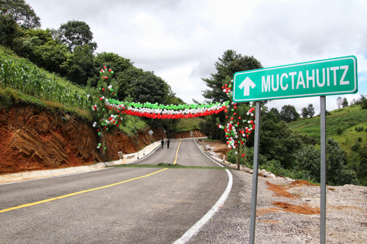 En Larráinzar, Rutilio Escandón moderniza el camino Suytic-Santo Domingo-Muctahuitz