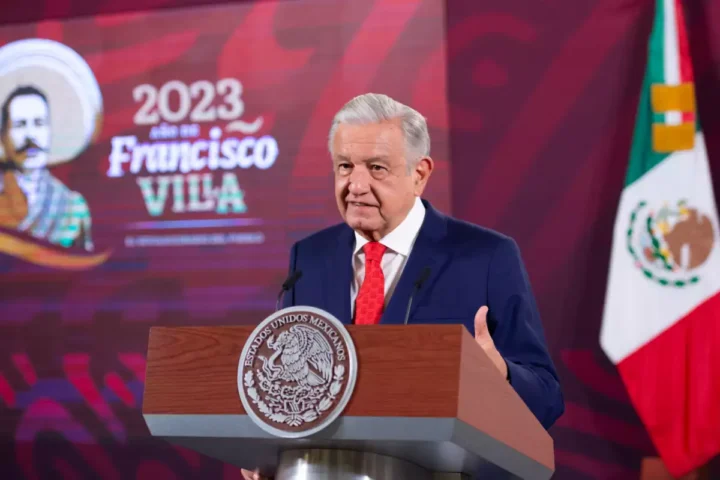 Llama López Obrador a las y los universitarios a no dejarse manipular por terceros