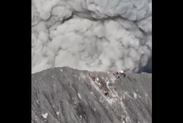 Turistas desobedecen advertencias y se salvan por poco de una erupción volcánica en Indonesia (VIDEO)