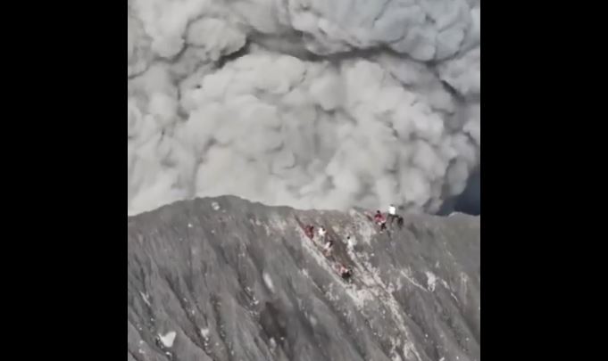 Turistas desobedecen advertencias y se salvan por poco de una erupción volcánica en Indonesia (VIDEO)