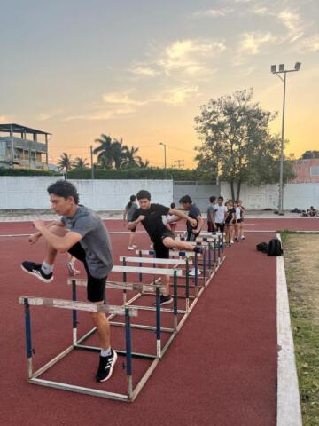 La pista de tartán del Indeporte abre sus puertas para los que deseen practicar atletismo