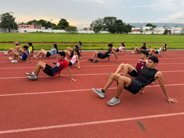 La pista de tartán del Indeporte abre sus puertas para los que deseen practicar atletismo