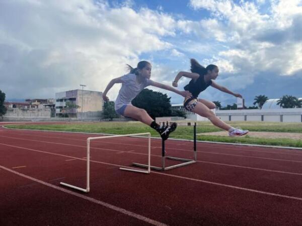 La pista de tartán del Indeporte abre sus puertas para los que deseen practicar atletismo