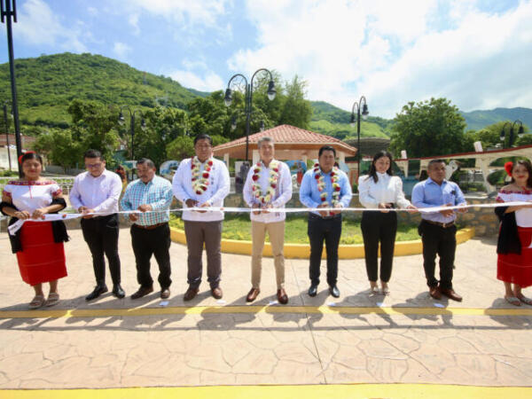 Inaugura Rutilio Escandón la reconstrucción y modernización del parque público de Osumacinta