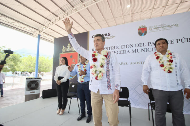 Inaugura Rutilio Escandón la reconstrucción y modernización del parque público de Osumacinta