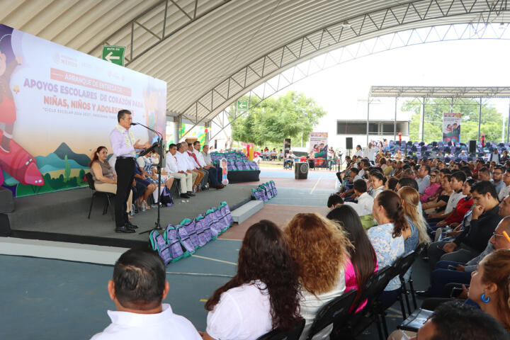 En Berriozábal, Rutilio Escandón inicia entrega de paquetes escolares a niñas, niños y adolescentes