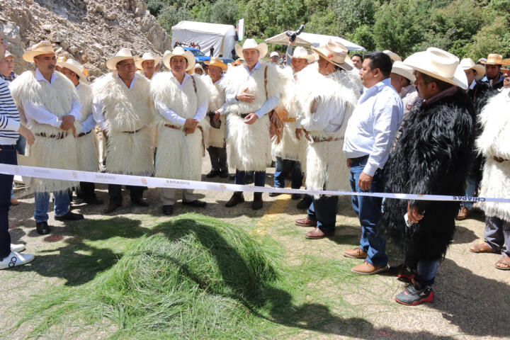 En Chamula, Rutilio Escandón inaugura los caminos Yakampot-Yaalchitom y Tzajaltetic-Los Ranchos-Corralito