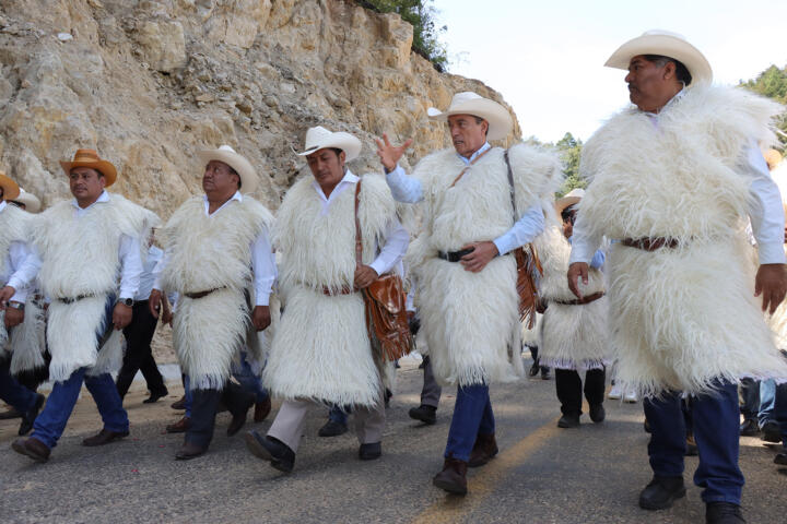 En Chamula, Rutilio Escandón inaugura los caminos Yakampot-Yaalchitom y Tzajaltetic-Los Ranchos-Corralito