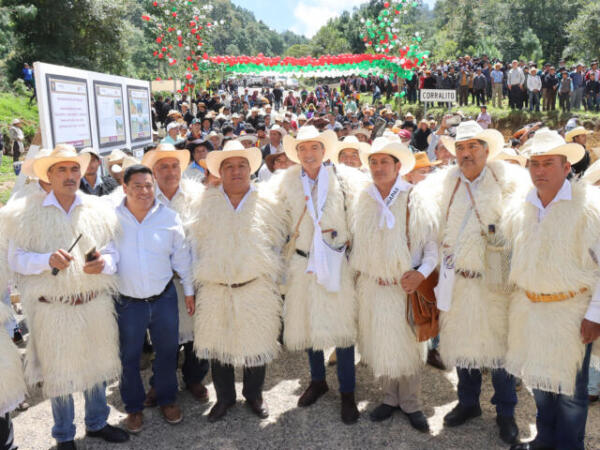 En Chamula, Rutilio Escandón inaugura los caminos Yakampot-Yaalchitom y Tzajaltetic-Los Ranchos-Corralito