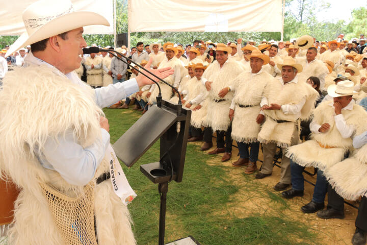 En Chamula, Rutilio Escandón inaugura los caminos Yakampot-Yaalchitom y Tzajaltetic-Los Ranchos-Corralito