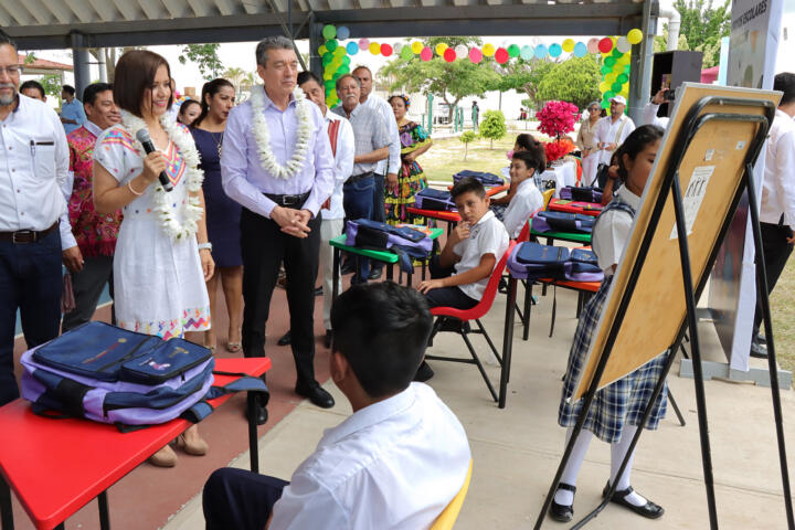 En Berriozábal, Rutilio Escandón inicia entrega de paquetes escolares a niñas, niños y adolescentes