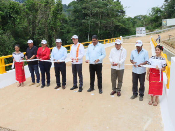 Con infraestructura carretera, deportiva y de salud, Rutilio Escandón beneficia a Tecpatán