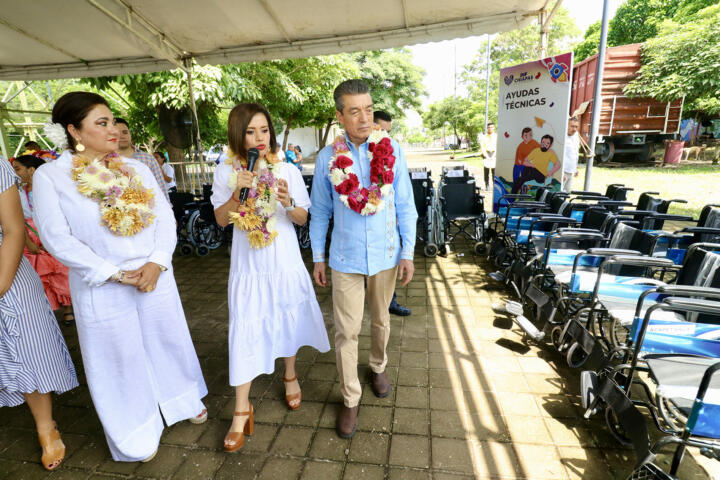 Rutilio Escandón entrega medicinas especializadas y ayudas técnicas a habitantes de la región Soconusco