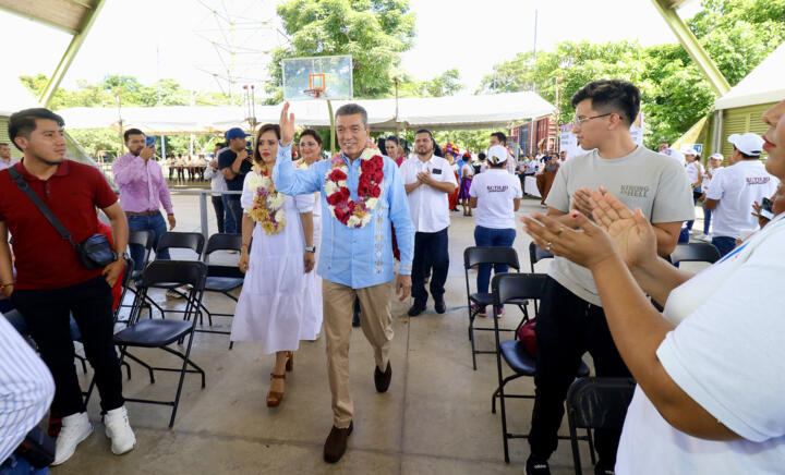 Rutilio Escandón entrega medicinas especializadas y ayudas técnicas a habitantes de la región Soconusco