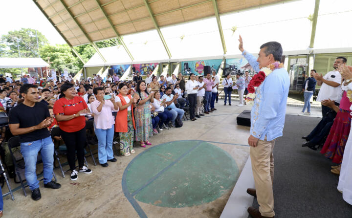 Rutilio Escandón entrega medicinas especializadas y ayudas técnicas a habitantes de la región Soconusco