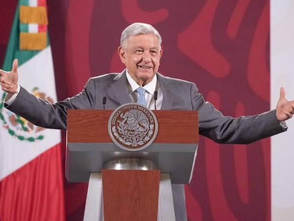 Renuncia presidente AMLO a Morena; manda buenos augurios a los nuevos cuadros