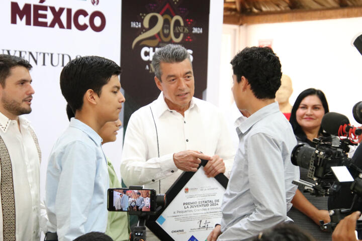 Entrega Rutilio Escandón el Premio Estatal de la Juventud Chiapas 2024