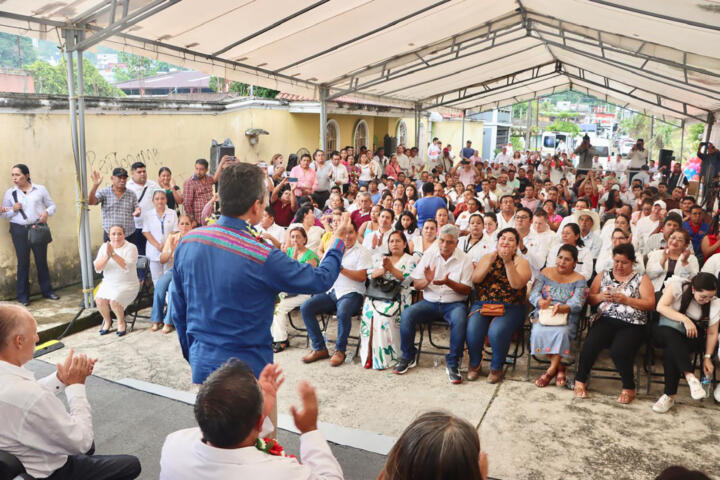 Rutilio Escandón hace justicia social a habitantes de Ixtacomitán con reconversión del Centro de Salud