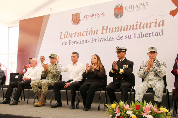 Entrega Rutilio Escandón actas de liberación por razones humanitarias a 406 personas