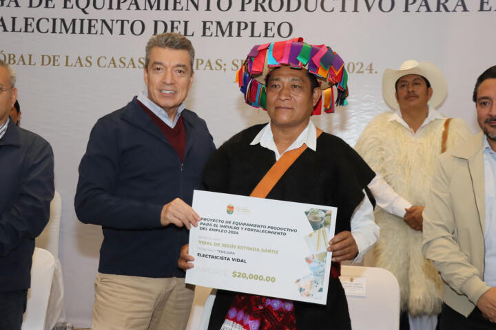 Rutilio Escandón beneficia con equipamiento productivo a familias de la región Altos Tsotsil Tseltal