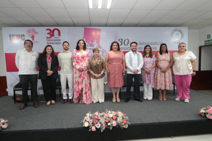 Presenta IEPC libro conmemorativo del 30º aniversario del órgano electoral chiapaneco