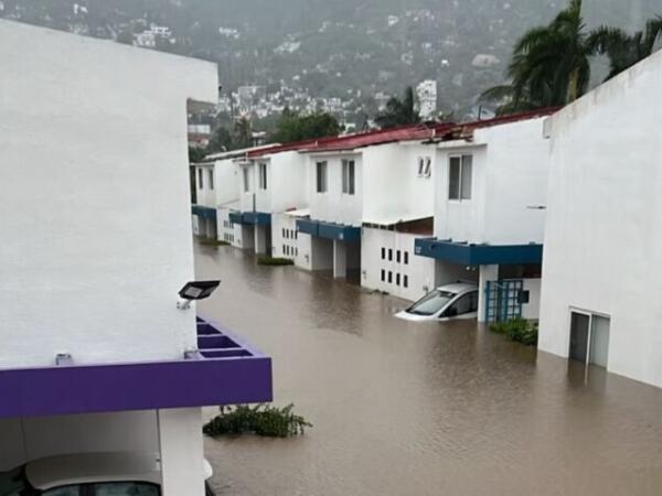 Después de Otis, las lluvias del huracán John causan estragos en Acapulco