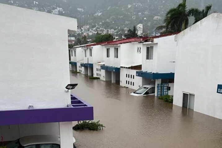 Después de Otis, las lluvias del huracán John causan estragos en Acapulco