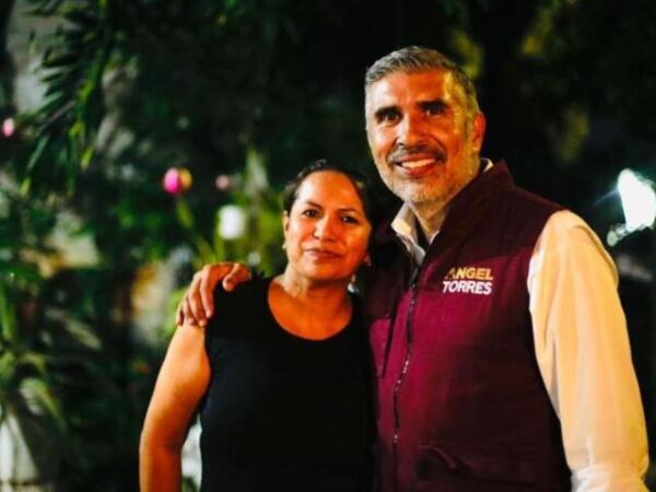 Ángel Torres recorre calles en la colonia Democrática