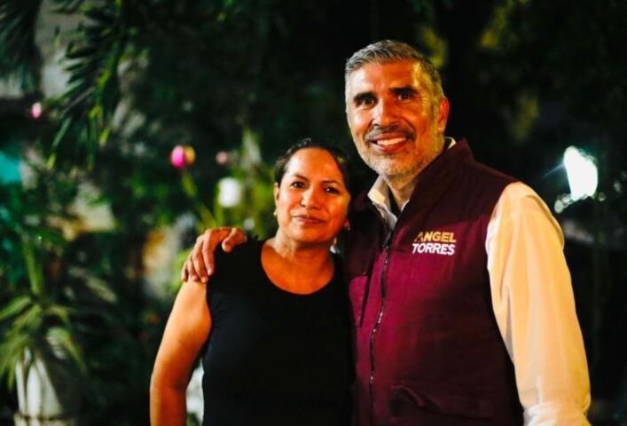 Ángel Torres recorre calles en la colonia Democrática