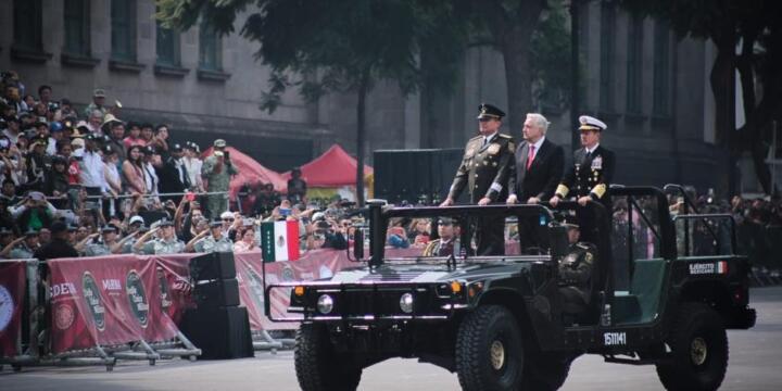 Disfruta presidente AMLO su último desfile militar