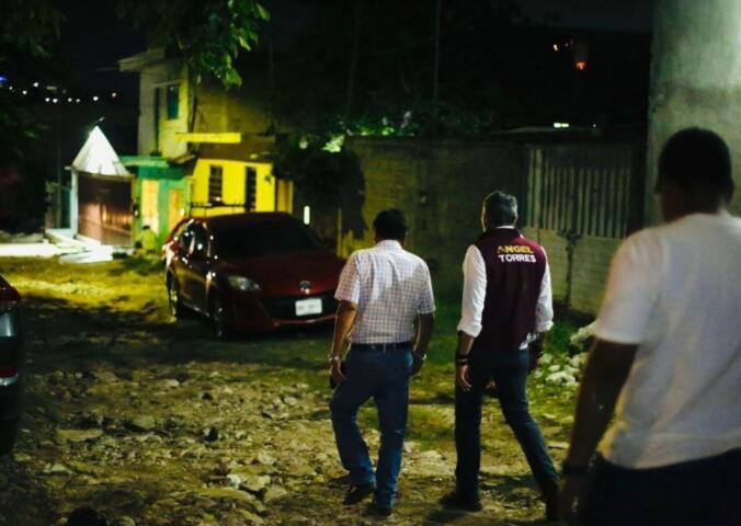 Ángel Torres recorre calles en la colonia Democrática