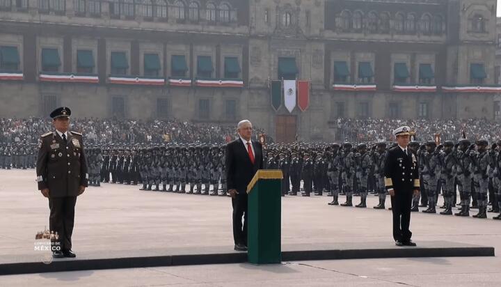 Disfruta presidente AMLO su último desfile militar