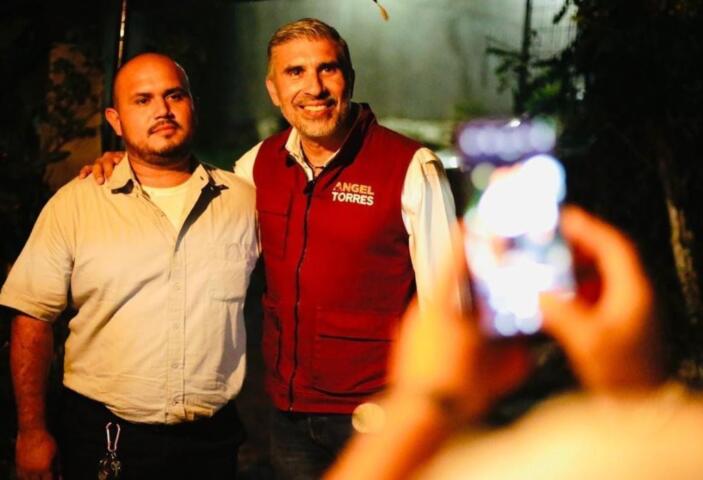 Ángel Torres recorre calles en la colonia Democrática