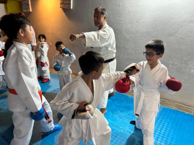 Indeporte entrega uniformes a Selección Chiapas de Karate que asistirá a evento nacional